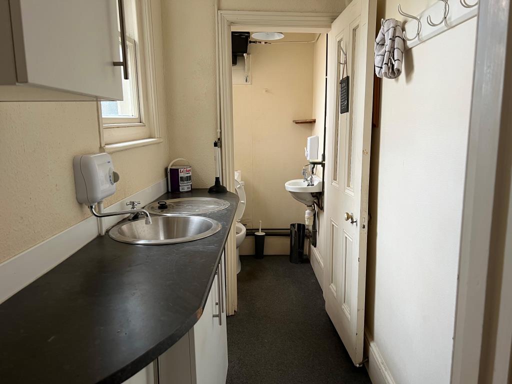 Lot: 15 - COMMERCIAL UNIT WITH GROUND RENTS - Kitchen